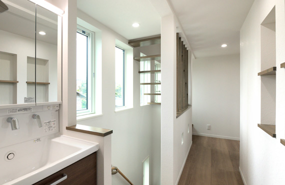 「風がとおるカウンターの家」二階洗面台