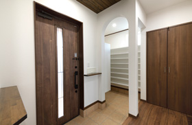 「風がとおるカウンターの家」玄関