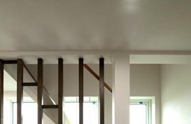 「風がとおるカウンターの家」２階階段