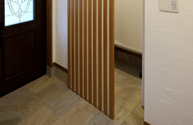 「”本物”にこだわる家」玄関