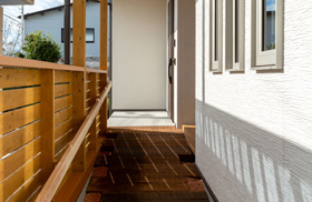 「心から幸福を感じる家」玄関脇スロープ