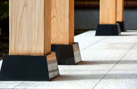 「純和風に拘り尽くす家」黒御影の沓石