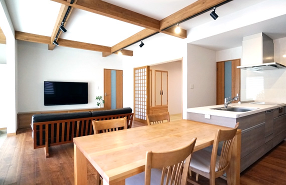 「家族三世代が集う家」ダイニングテーブル